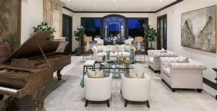 
How Much Money Does Reba McEntire Make? Latest Income Salary
