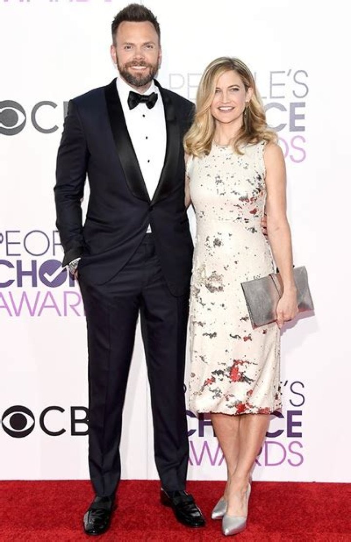 Joel McHale Height Weight Body Measurements Shoe Size Facts