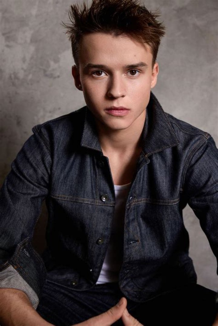 Maxwell Jenkins Wiki, Girlfriend, Age, Height & Will Robinson