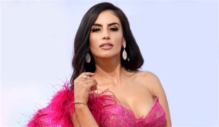 Jessica Cediel in Bathing Suit Says “I Saw You Online" — Celebwell