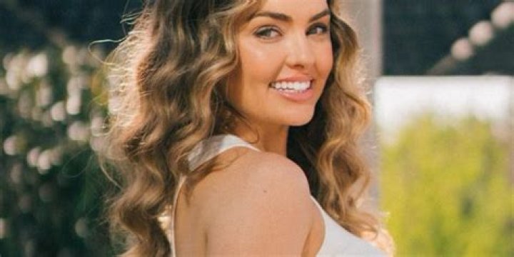 The Bachelor's Susie Evans Shares Swimsuit Photo Looking "Wow"